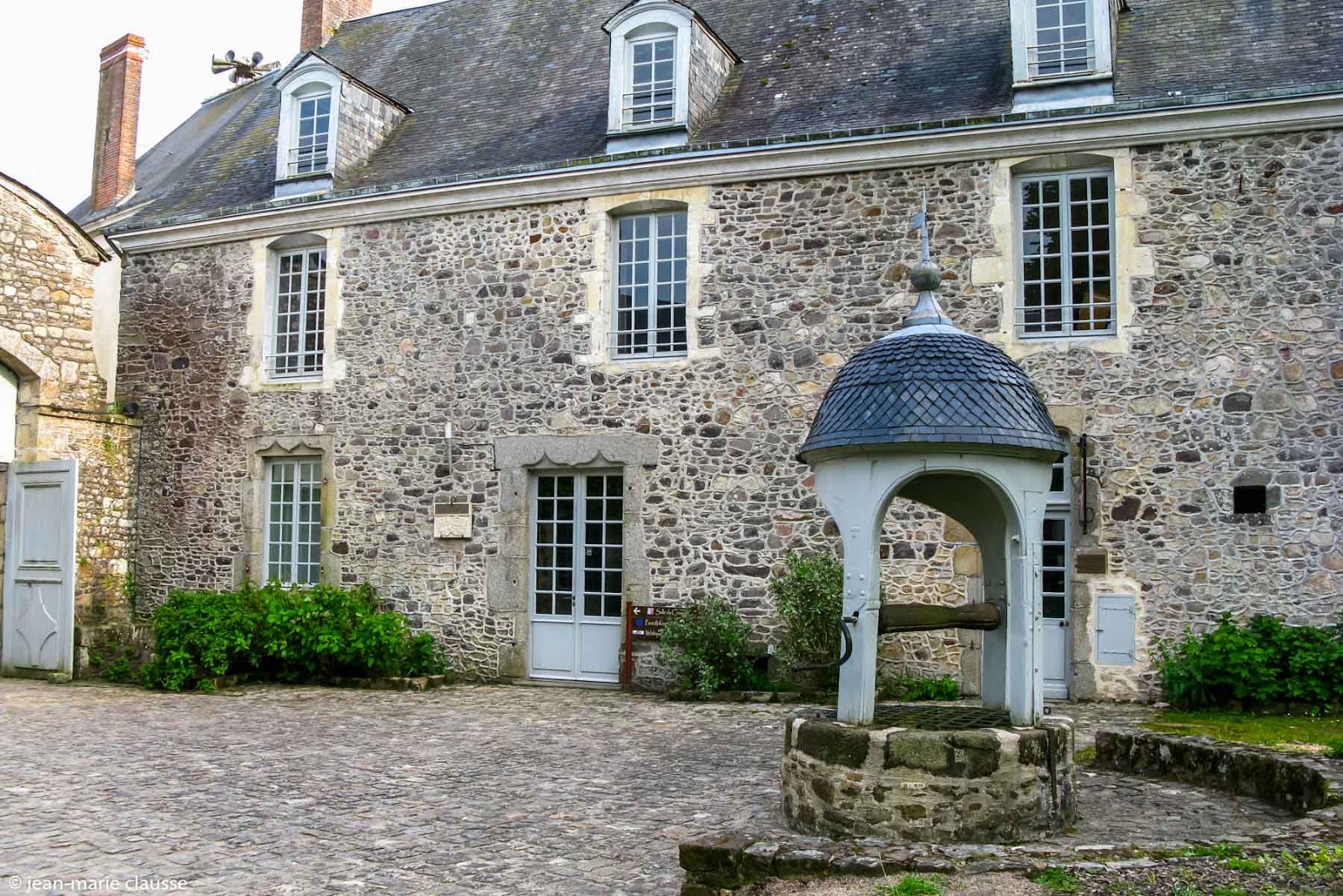 Découvrir la France en photos 114 SAINTE SUZANNE. (Mayenne 53)