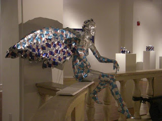 Escultura hecha con latas de red bull recicladas