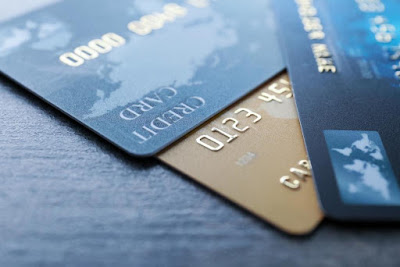 Detienen a un empleado de una tienda en Japón que memorizó 1.300 tarjetas de crédito y las usó