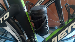How it looks like on a road bike with a tool bottle