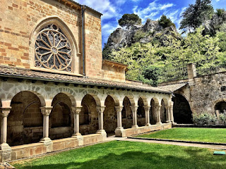 La Iglesia de San Pedro de la Rúa  de la Ciudad  Medieval de Estella Lizarra, se construyó en el último cuarto del siglo XI.    Es de estilo románico tardío, está  ubicada en pleno barrio de los francos a los  pies del Castillo Mayor  de Lizarra.    Aquí juraron los fueros y los privilegios de la ciudad los Reyes de Navarra Juan y Catalina de Albert.    También lo hicieron los Reyes de España Carlos V y  el Rey Felipe II.