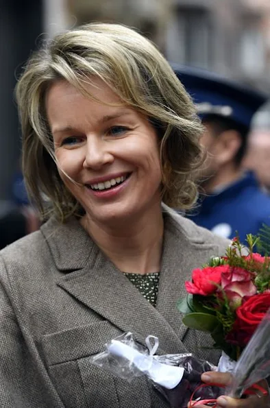 Queen Mathilde style, Mathilde wore Natan Dress, Delphine Nardin Gold Earrings, Diane von Furstenberg Flirty Elaphe clutch, Dries Van Noten dress, Cartier gold necklace