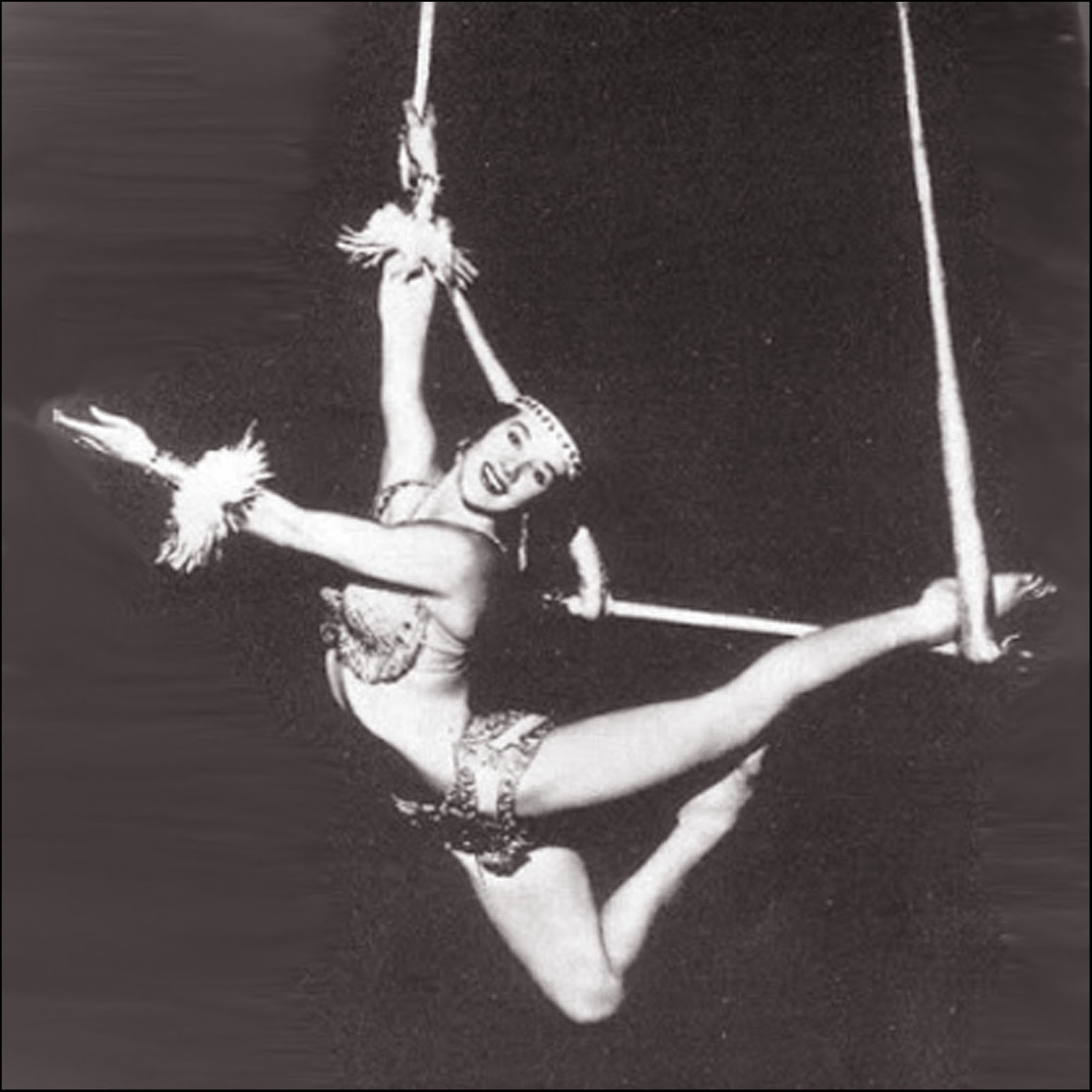 Trapeze перевод. Воздушные гимнасты в цирке. Акробаты в цирке. Советские акробаты. Воздушные гимнасты в 18 век.