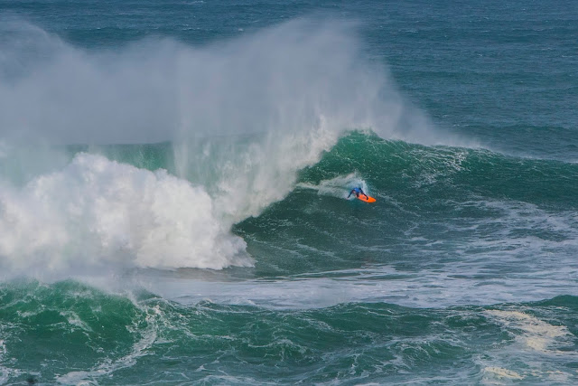 Ola gigante en la Challenge de Isla Pancha Ribadeo. Surf olas gigantes.