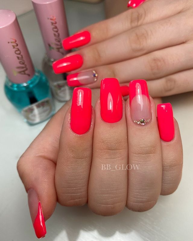 NAILS TOP ARTISTS THESSALONIKI Το απόλυτο καλοκαιρινό χρωμα κοκκινο