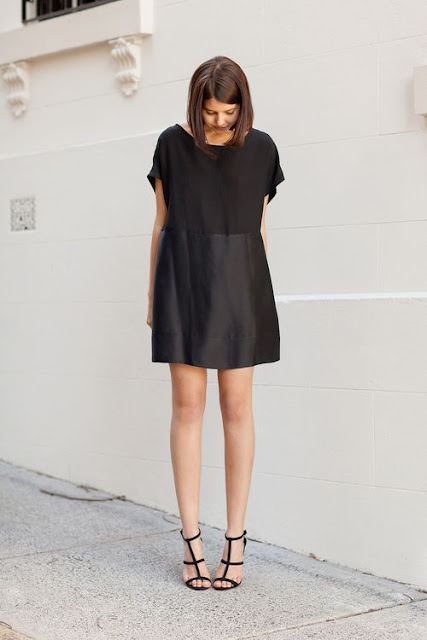 Street style | Loose black dress and heeled sandals | Just a Pretty Style