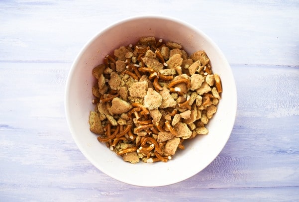 Step 4 - Crush biscuits and pretzels Step 4 - Crushed biscuits and pretzels
