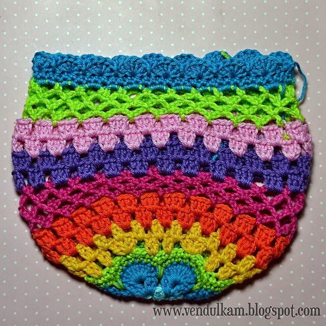 Crochet rainbow purse - free pattern