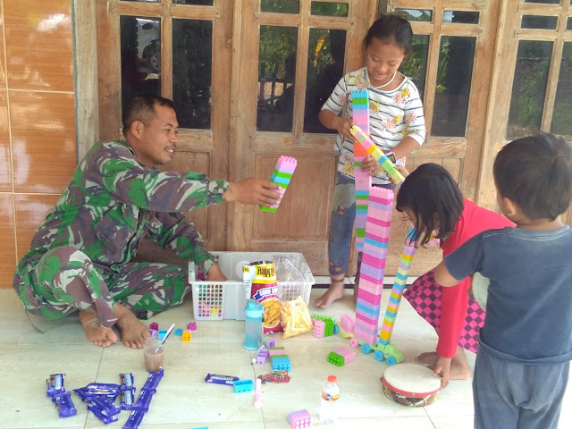 Keceriaan Anak anak semangat bagi anggota satgas TMMD Keceriaan Anak anak semangat bagi anggota satgas TMMD