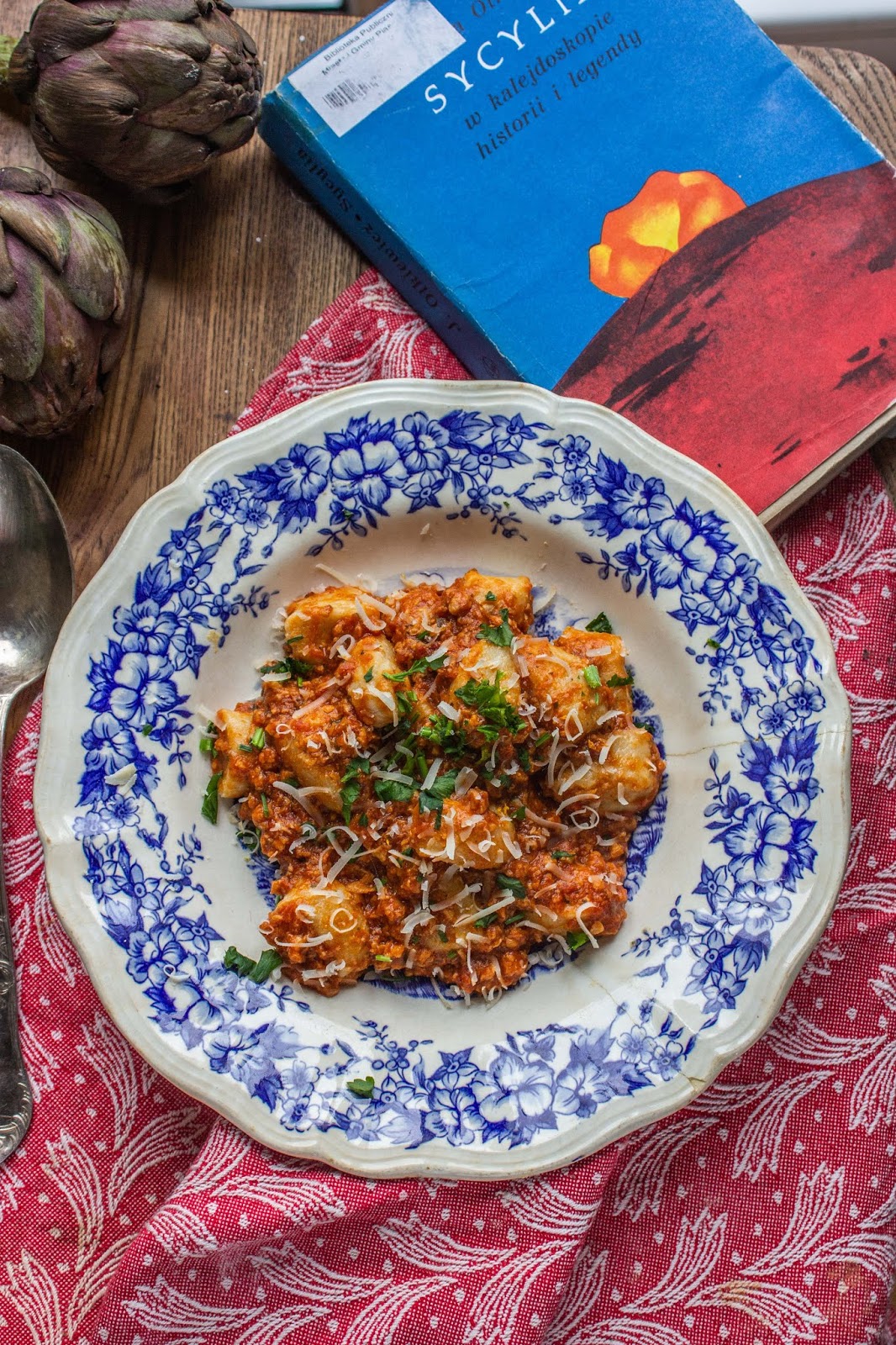 SYCYLIJSKIE GNOCCHI Z TOFU Z SOSEM POMIDOROWYM I MIELONYM NIEMIĘSEM