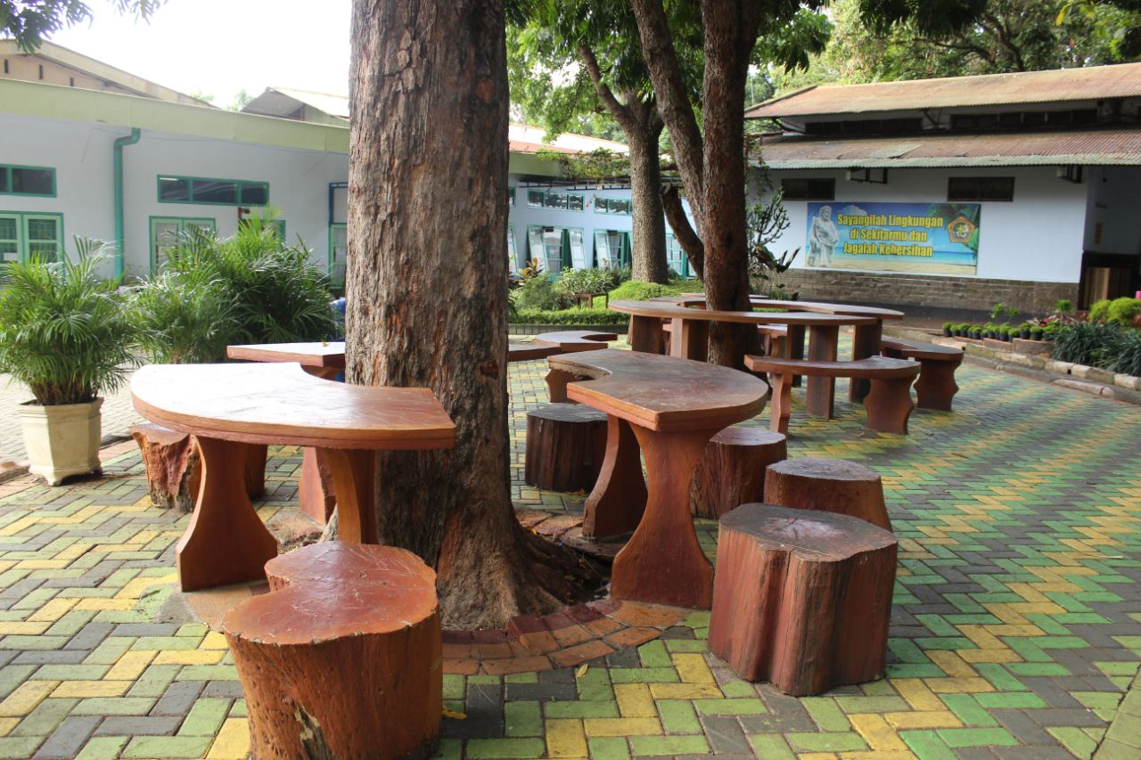 Taman Depan Kelas Sederhana - TUKANG TAMAN SURABAYA