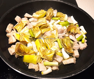 Arroz con lomo, alcachofas y ajos tiernos