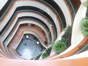 Einenachteulereist Die Englische Landschaft Schafe Mauern Und