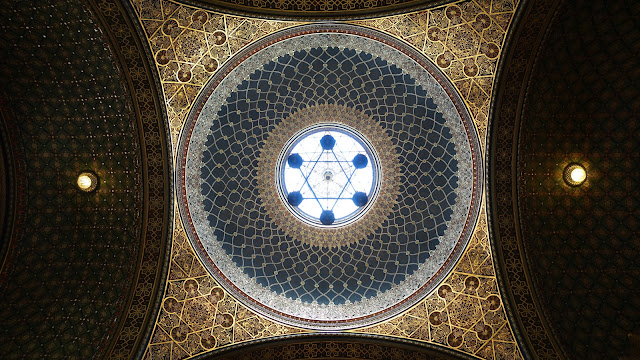 西班牙會堂的天頂充滿幾何的美 這是站在天頂正下方往上拍，黑色的六芒星其實是燭台 站的位置喬很久才讓燭台跟天窗的六芒星重疊 ww