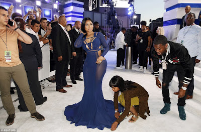 1a6 Nicki Minaj shows off her jaw dropping curves in a purple gown on the red carpet at the VMAs