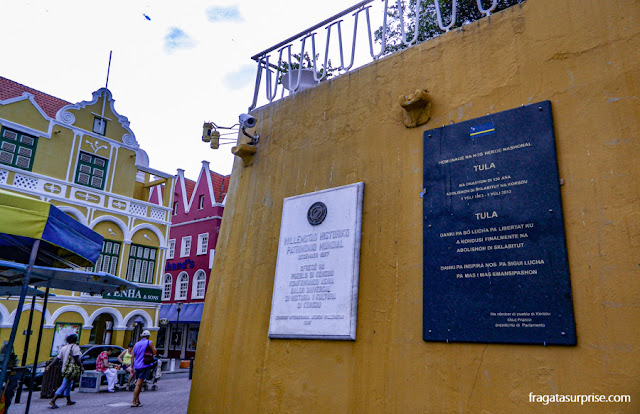 Homenagem à revolta de escravos de Curaçao em placa no Centro de Willemstad