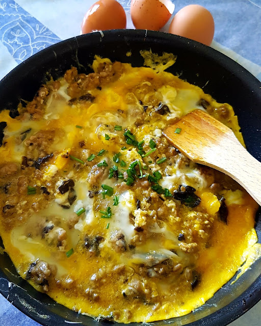 Omelette garnie de viande hachée et champignons noirs;Omelette garnie de viande hachée et champignons noirs