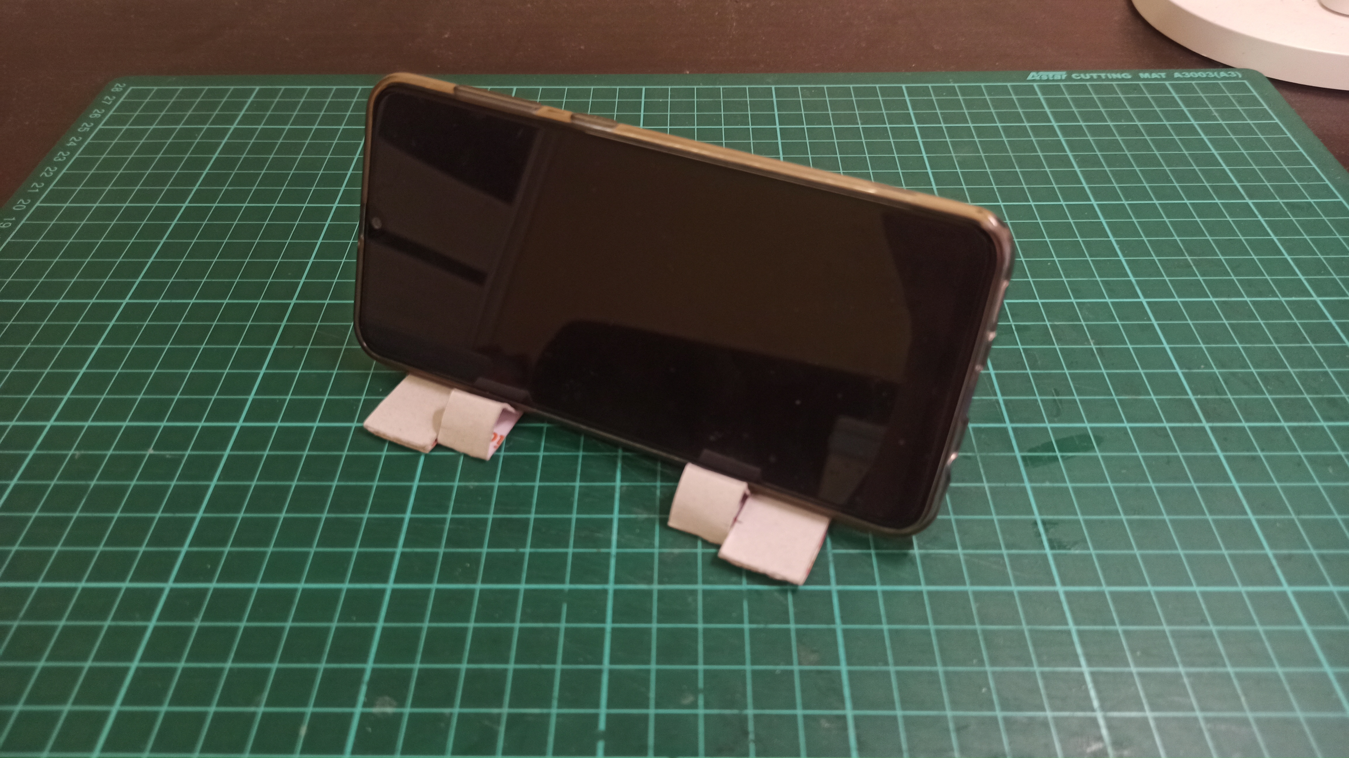 Yoshiny's Design Foldable Mobile Phone Stand DIY with Cardboard box