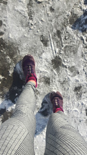 Jambes de coureuse, hiver, chaussures de trail Salomon, neige, trottoir