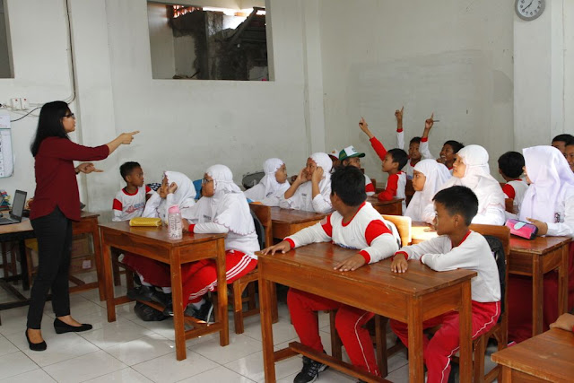 Mely Suharmi di Kelas Inspirasi Surabaya 5