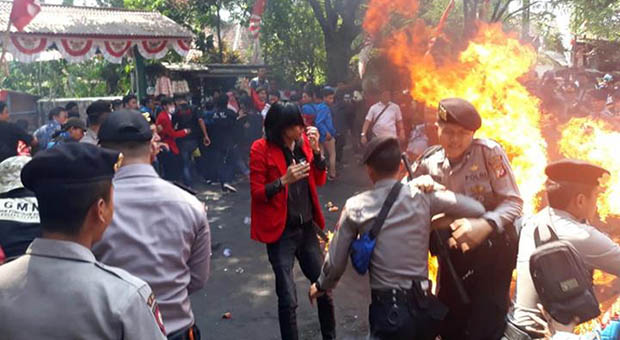 Tiga Polisi Terbakar Saat Jaga Unjuk Rasa Mahasiswa di Cianjur