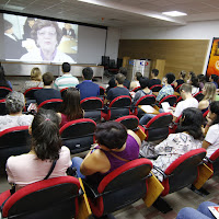 Visitantes assistem vídeo comemorativo dos 40 anos do InCor no anfiteatro. (Foto: Sergio Cruz / SBDCD-InCor)