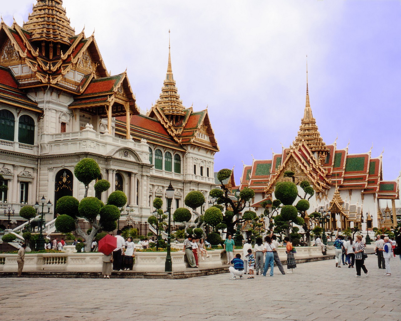 Лаос малайзия. Королевский дворец в Бангкоке. Большой Королевский дворец Бангкок Таиланд. Дворец короля Тайланда в Бангкоке. Храм изумрудного Будды в Бангкоке.