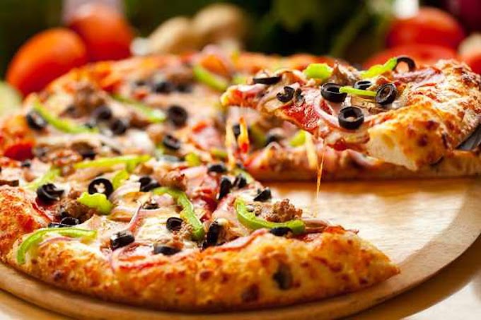 ماذا يمكن أن يحدث لجسمك إذا كنت تأكل البيتزا
