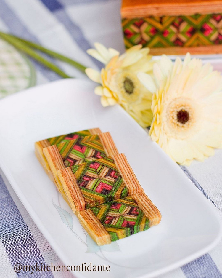 Layers Cake With Geometric Patterns