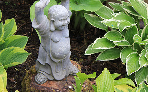 Tree stump used as a statue pedestal