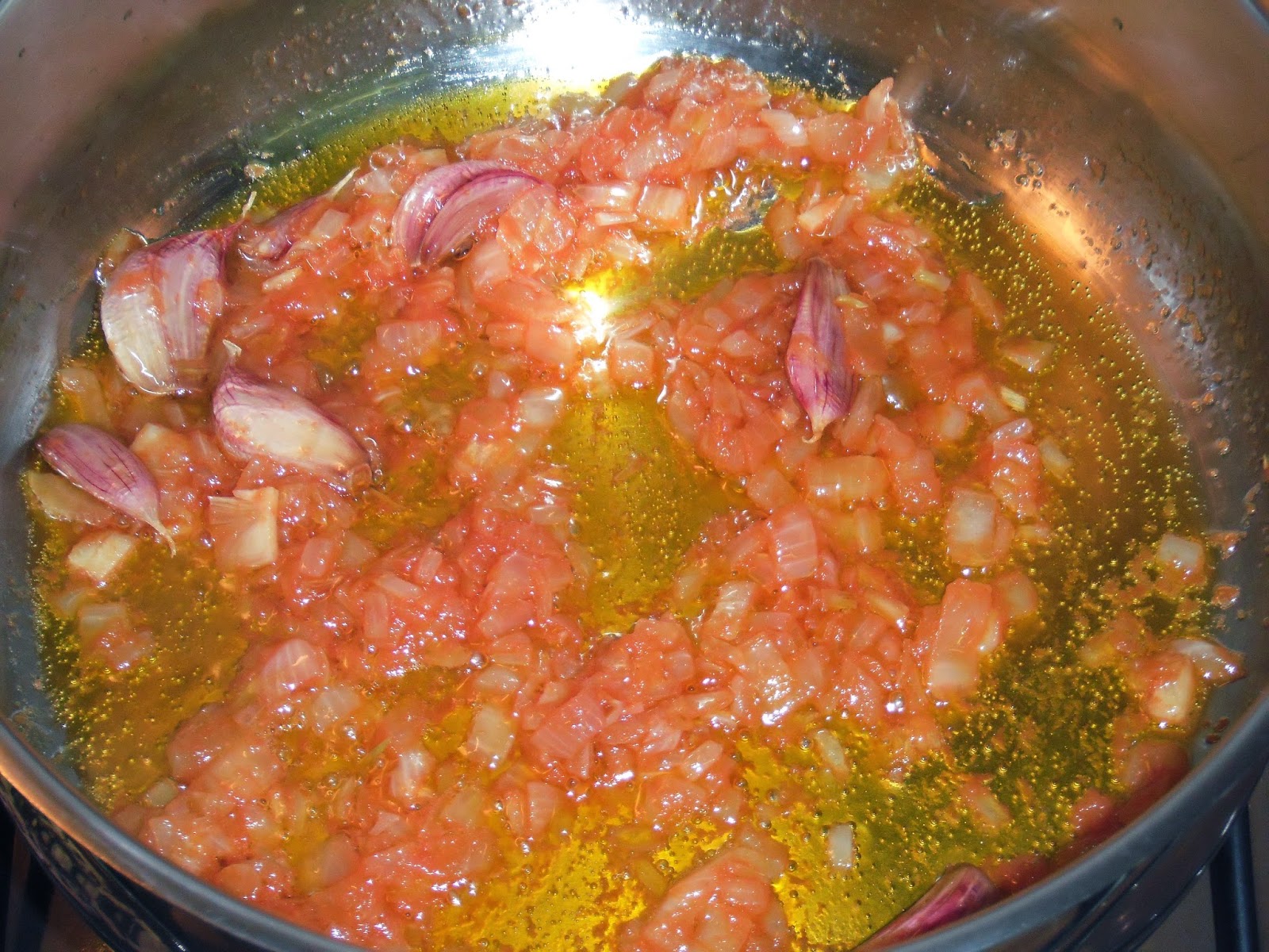 La familia en la cocina Garbanzos guisados con huevo duro