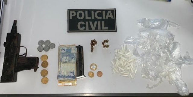 Polícia apreende arma e droga enterrada no quintal de casa em João Dourado