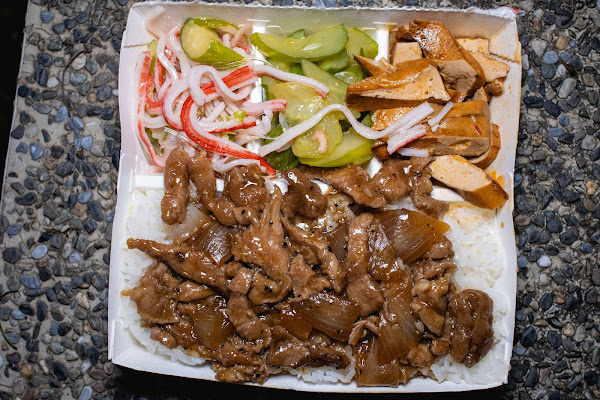 台南便當【阿田便當專賣店】安南美食!鐵皮屋下的便當老店默默耕耘20多年!招牌雞腿飯黑胡椒豬柳飯魚肚飯之外竟然還有異國風味泰式雞腿飯!