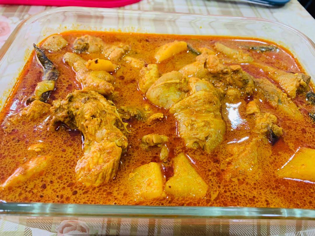 Roti Jala dengan Kuah Kari Ayam Pekat