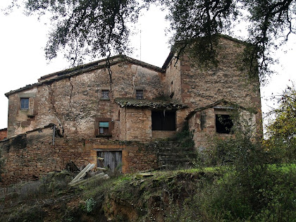 Les tines a la façana nord de la masia antiga de La Massana