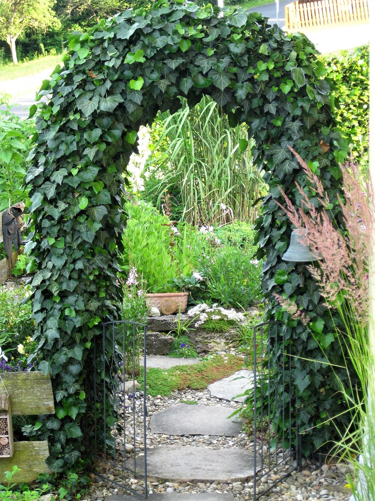 Unser Gartenpavillon mit Efeu