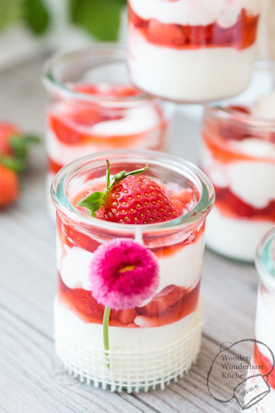 Bayrische Creme im Glas mit fruchtiger Erdbeersoße