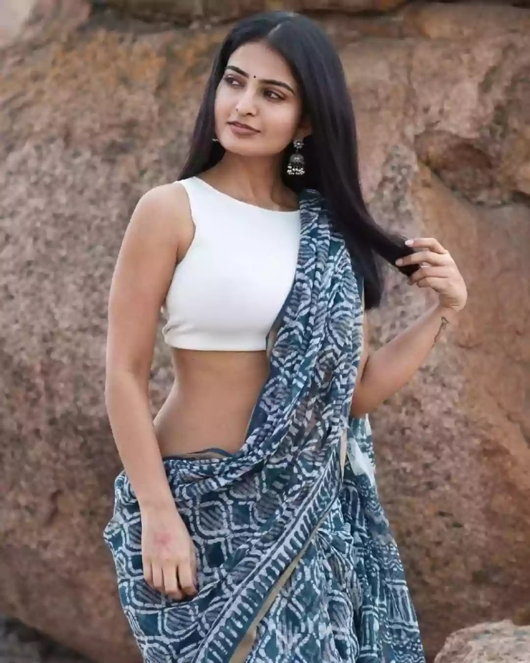 ananya-nagalla-in-indigo-printed-saree ananya-nagalla-in-indigo-printed-saree