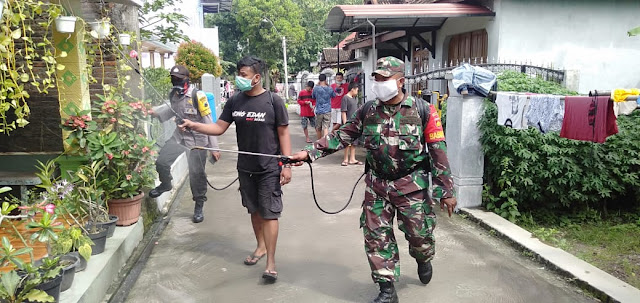 Upaya Cegah Penyebaran Virus Corona, Babinsa Koramil 22 Wonosari lakukan Penyemprotan Disinfektan  Secara Berkala Diwilayah Desa Binaan