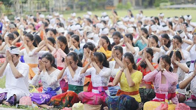 Sarana Hindu Bali: Sembahyang Muspa Kramaning Sembah Dalam Agama Hindu