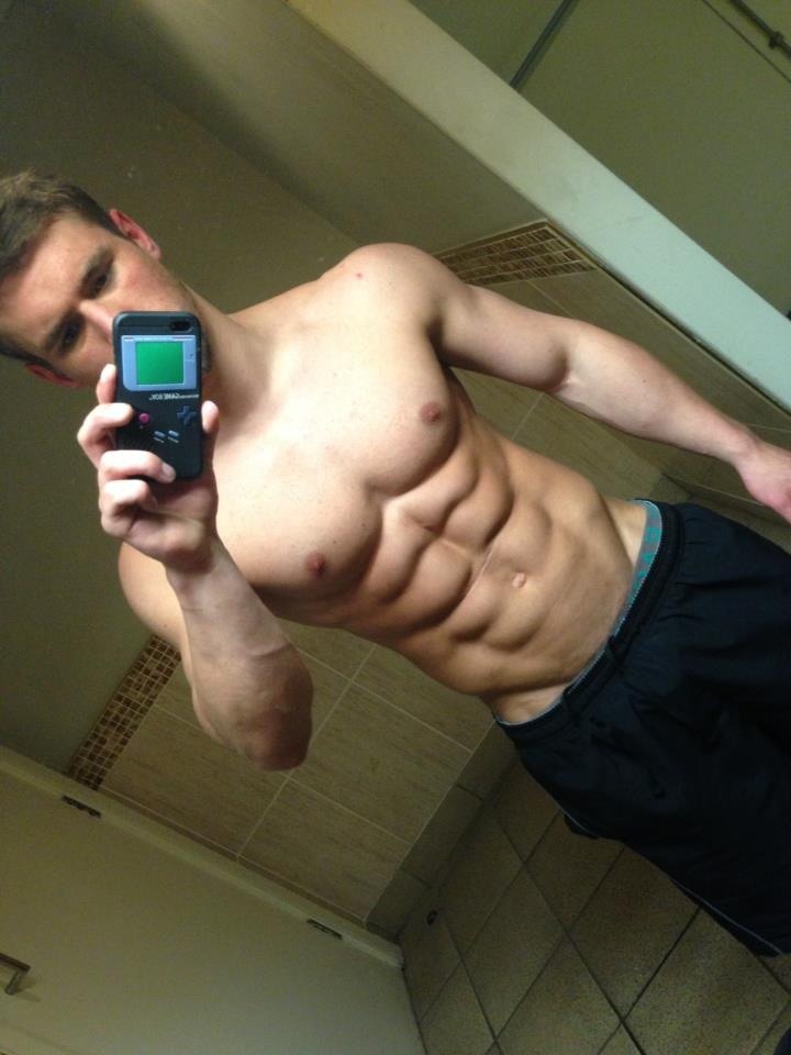 young-fit-hunk-ripped-sixpack-abs-selfie