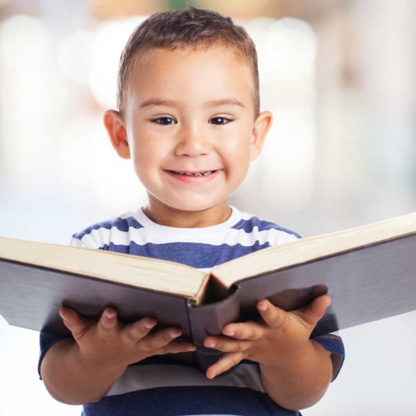 Дети читают. Фото энциклопедии для детей. Start to read or start reading