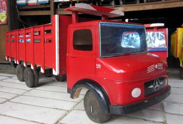 truk besar mainan-merah depan