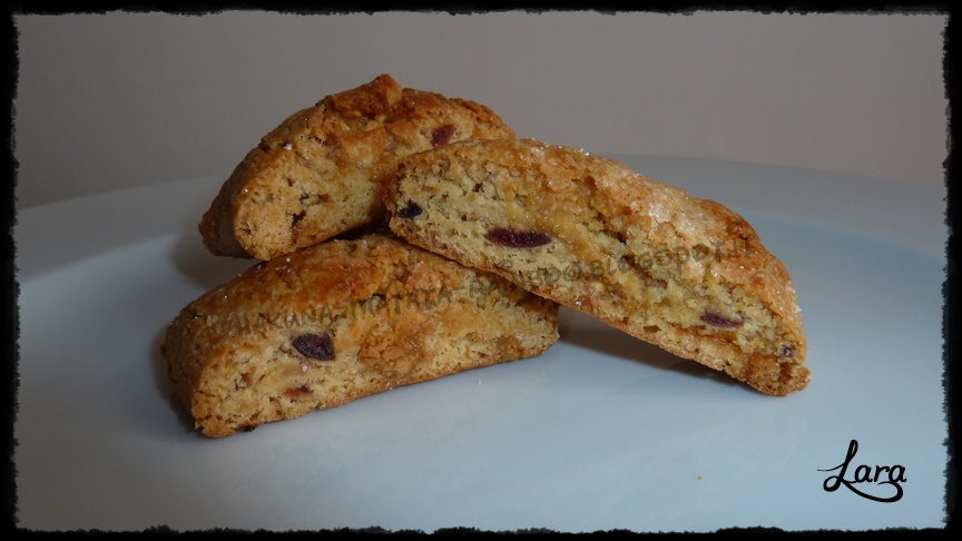 cantucci/biscotti con amarene sciroppate e cioccolata bianca