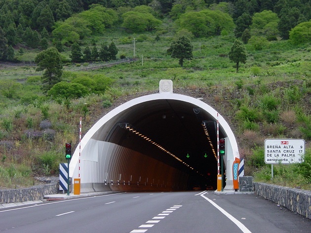 Emboque de túnel com curva para o final.