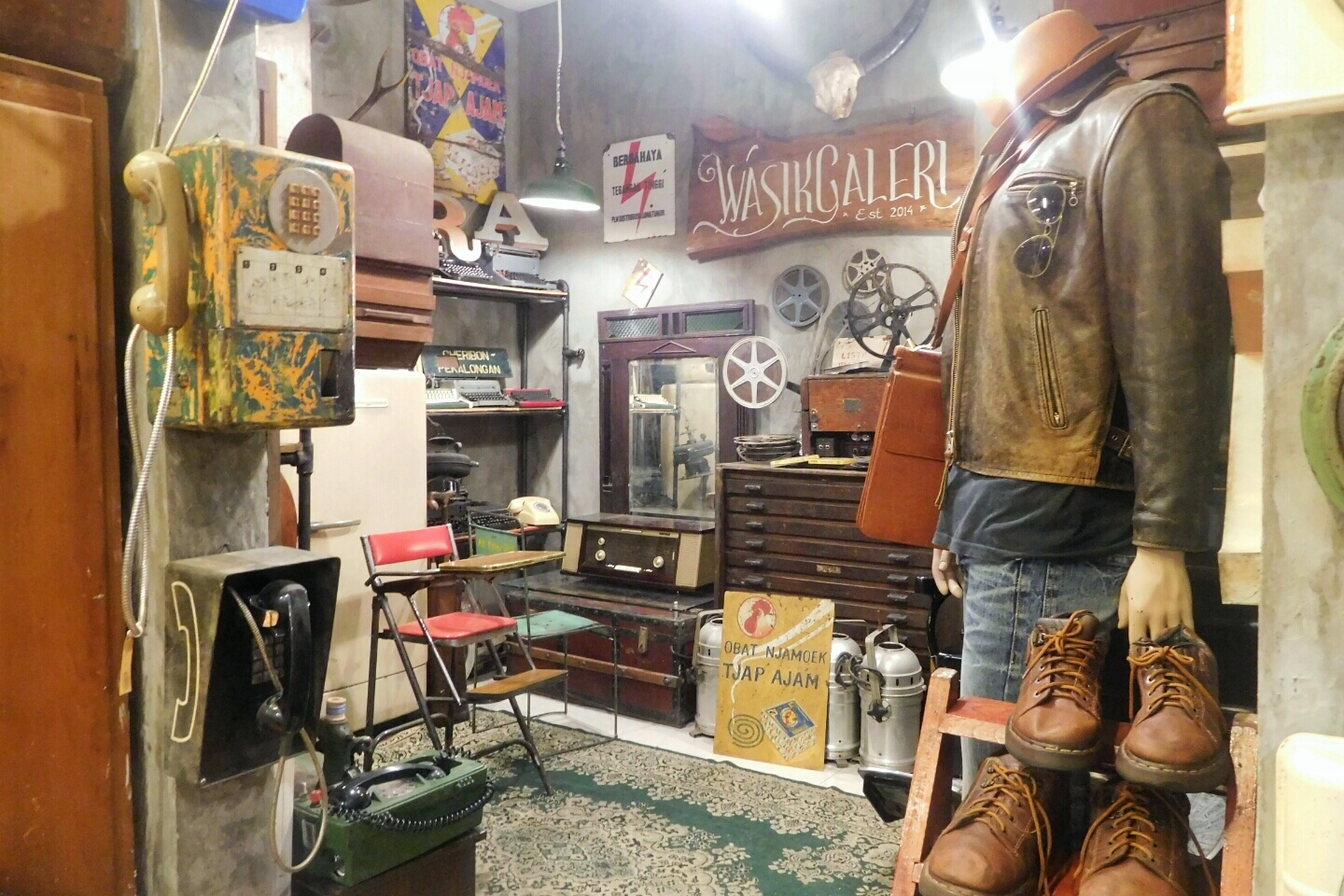 Warung Klasik Wasik Surabaya Menikmati Nasi Bali Dan Rujak Kuah Pindang Di Antara Barang Jadul