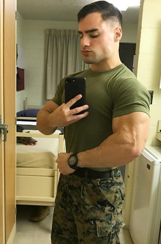 masculine-male-uniform-soldiers-selfies