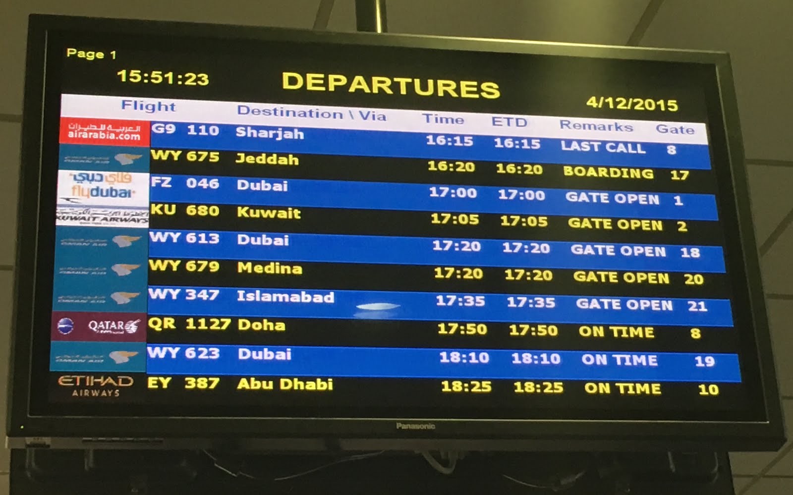 Аэропорт каира прилет. Табло в аэропорту Абу Даби. Аэропорт Шарджа табло. Табло вылета в Шардже.