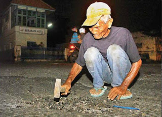 Pak Tua Berhati Emas, Tiap Malam Menambal Jalan Tanpa Upah