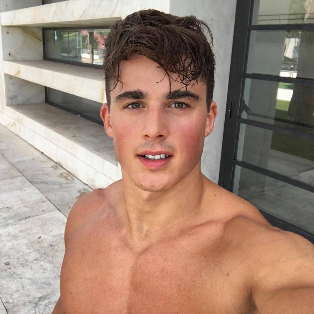 hot-guys-rosy-cheeks-blushy-hunks-pietro-boselli-selfie